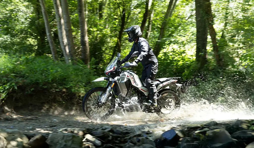 Moto Morini Alltrhike 450 2026: prova su strada e in fuoristrada, scheda tecnica e opinioni